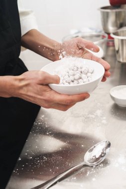 Yakışıklı genç aşçı şef kırpılmış fotoğraf