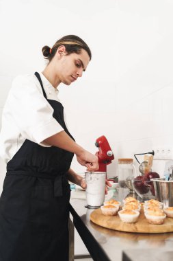 Evde yemek pişiren mutfakta yakışıklı genç aşçı şef.