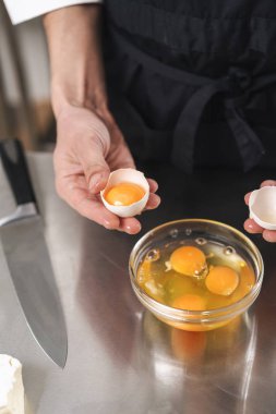 Yakışıklı genç aşçı şef kırpılmış fotoğraf