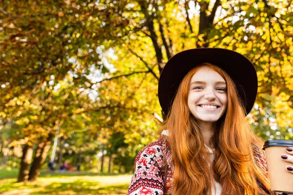 Alegre sonriente feliz joven estudiante pelirroja en otoño parque caminando . —  Fotos de Stock