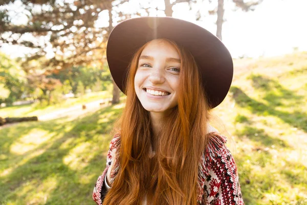 Fröhlich lächelnd glücklich junge Studentin Rotschopf Mädchen im Herbst Park zu Fuß. — Stockfoto