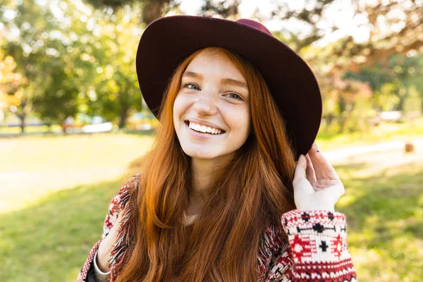Fröhlich lächelnd glücklich junge Studentin Rotschopf Mädchen im Herbst Park zu Fuß. — Stockfoto