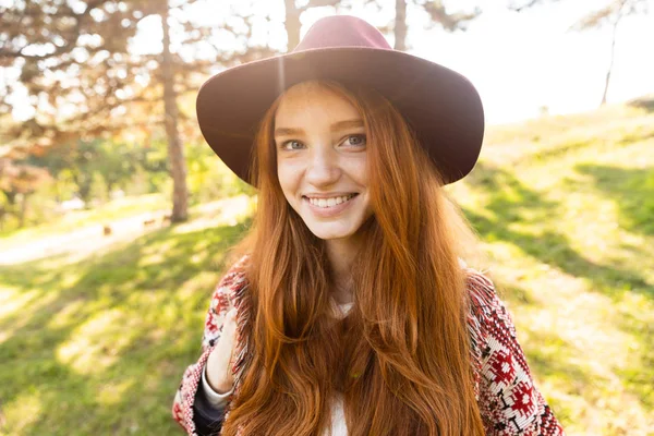 Fröhlich lächelnd glücklich junge Studentin Rotschopf Mädchen im Herbst Park zu Fuß. — Stockfoto