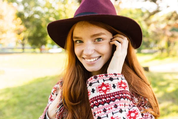 Χαρούμενο χαμόγελο ευτυχισμένο νεαρό μαθήτρια κοκκινομάλλα κορίτσι στο φθινόπωρο πάρκο περπάτημα. — Φωτογραφία Αρχείου