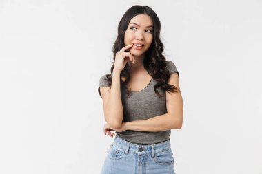 Beyaz duvar arka plan üzerinde izole poz güzel genç kadın.