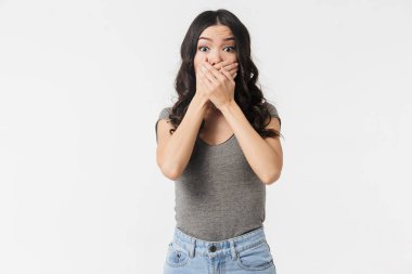 Güzel genç kadın ağız kapsayan beyaz duvar arka plan üzerinde izole poz.