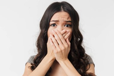 Güzel genç kadın ağız kapsayan beyaz duvar arka plan üzerinde izole poz.