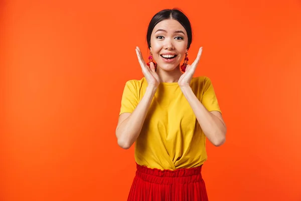 Image of glad hispanic woman 20s dressed in skirt smiling at cam — Stock Photo, Image