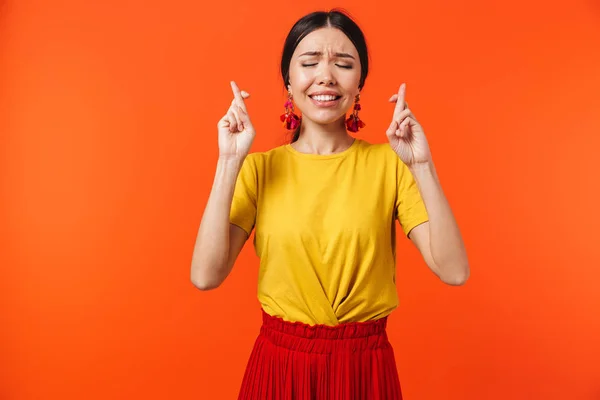 Beeld van positieve Spaanse vrouw 20s gekleed in rok houden fi — Stockfoto