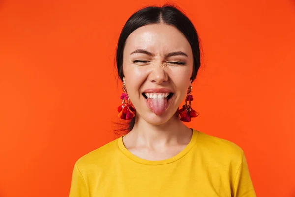 Emocionado joven feliz posando aislado sobre fondo de pared naranja . —  Fotos de Stock