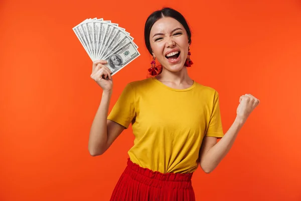 Imagen de la hermosa mujer hispana de 20 años vestida con falda sonriente w — Foto de Stock