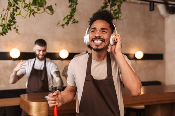 Drei gut gelaunte Männer Baristas im Café — Stockfoto