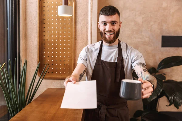 Šťastný mladý muž Barista na zástěře — Stock fotografie