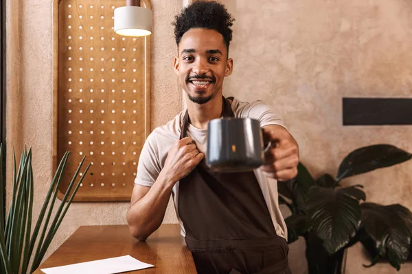 Glücklicher junger Mann Barista mit Schürze — Stockfoto