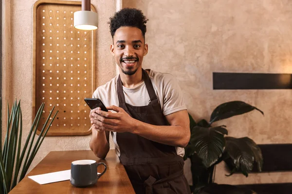 Glücklicher junger Mann Barista mit Schürze — Stockfoto