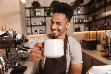 Gülümseyen çekici adam barista ayakta