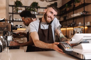 Kafe barda mutlu kahve erkek meslektaşları kapalı çalışan.