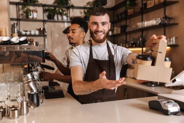 Kafe barda mutlu kahve erkek meslektaşları kapalı çalışan.