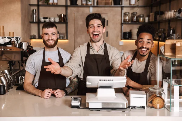 Hombres de café feliz colegas en el bar de la cafetería trabajando en interiores . — Foto de Stock