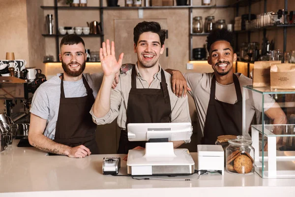 Colegas felizes homens de café no bar de café trabalhando dentro de casa . — Fotografia de Stock