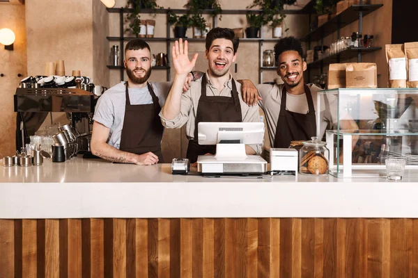 Glückliche Kaffeemänner Kollegen in Café-Bar arbeiten drinnen. — Stockfoto