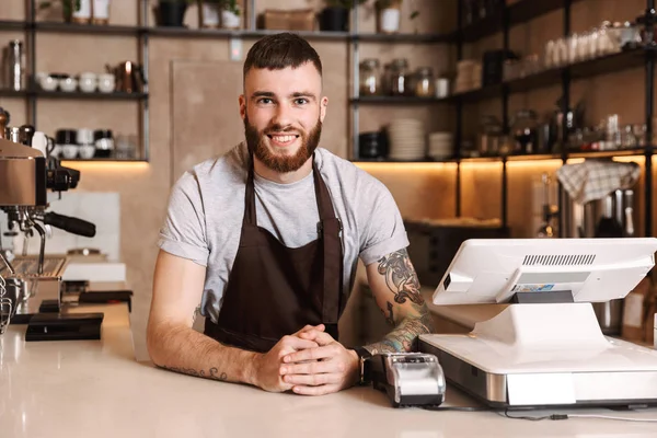 Sonriente atractivo hombre barista de pie — Foto de Stock