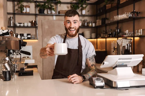 Sorrindo homem atraente barista de pé — Fotografia de Stock