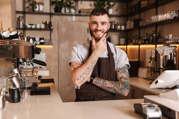 Sorrindo homem atraente barista de pé — Fotografia de Stock