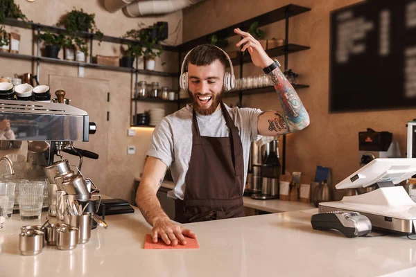 Sorrindo homem atraente barista de pé — Fotografia de Stock