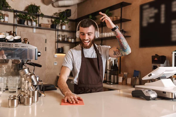 Sonriente atractivo hombre barista de pie —  Fotos de Stock