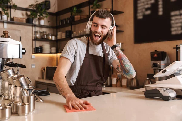 Sonriente atractivo hombre barista de pie —  Fotos de Stock