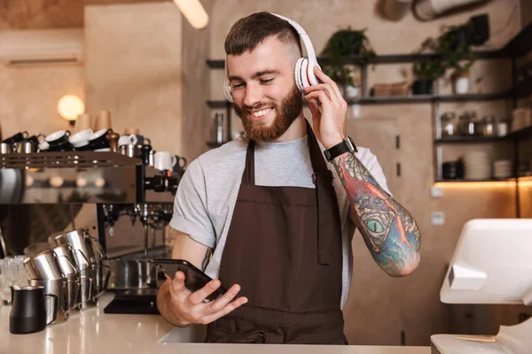 Gülümseyen çekici adam barista ayakta — Stok fotoğraf