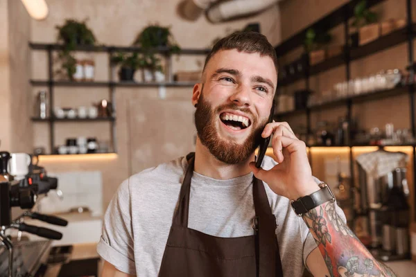 Heureux jeune homme barista debout au café — Photo