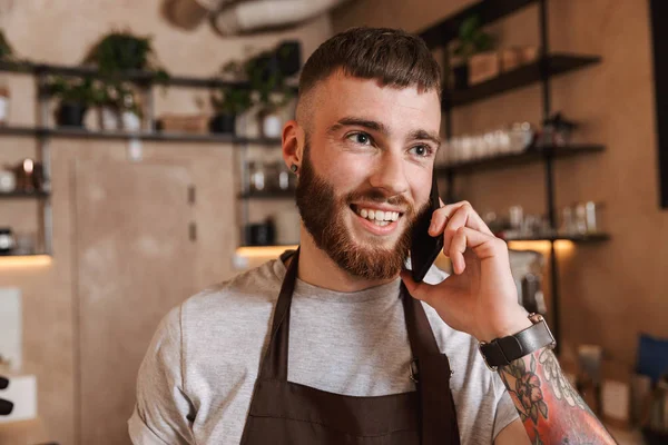 Jovem barista feliz de pé no café — Fotografia de Stock