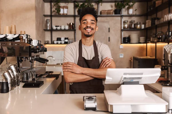 Sonriente atractivo hombre barista de pie — Foto de Stock