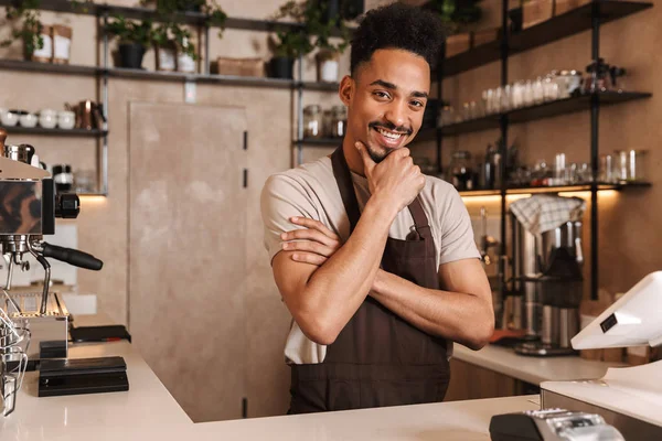 Sorrindo homem atraente barista de pé — Fotografia de Stock