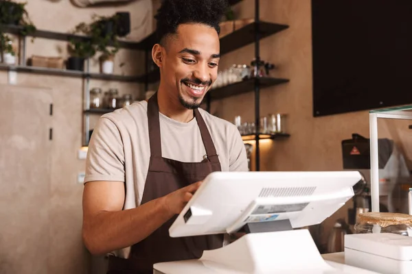 Gülümseyen çekici adam barista ayakta — Stok fotoğraf