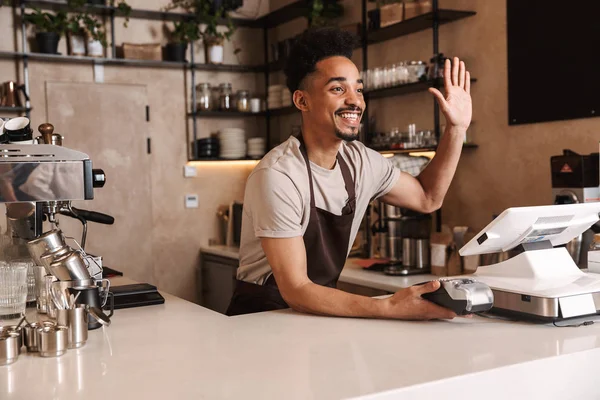 Sorrindo homem atraente barista de pé — Fotografia de Stock