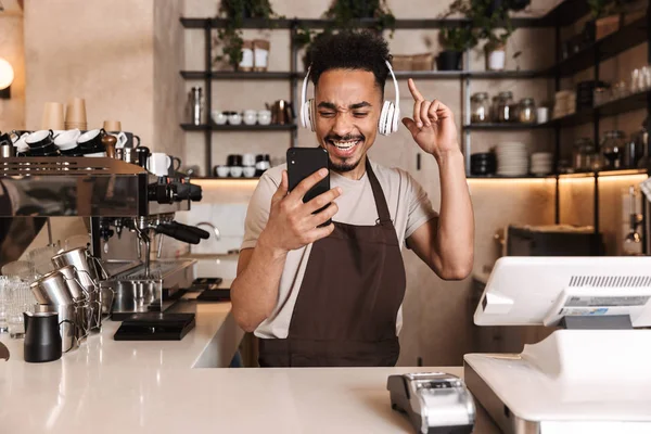 Gülümseyen çekici adam barista ayakta — Stok fotoğraf