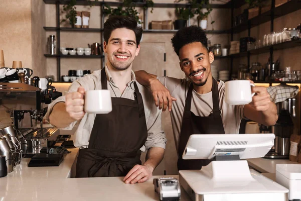 Heureux collègues hommes de café dans le café bar travaillant à l'intérieur . — Photo