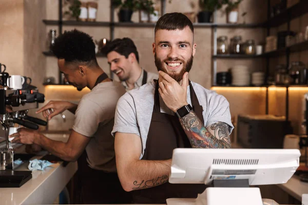 Hombres de café feliz colegas en el bar de la cafetería trabajando en interiores . —  Fotos de Stock