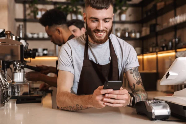 Щасливі чоловіки кави колеги в кафе-барі працюють в приміщенні . — стокове фото
