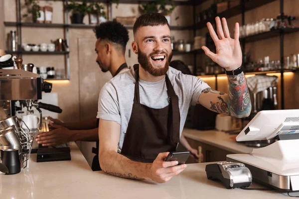 Hombres de café feliz colegas en el bar de la cafetería trabajando en interiores . — Foto de Stock