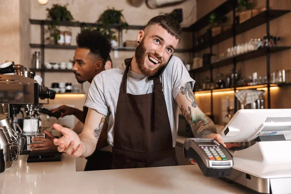 Kafe barda mutlu kahve erkek meslektaşları kapalı çalışan.