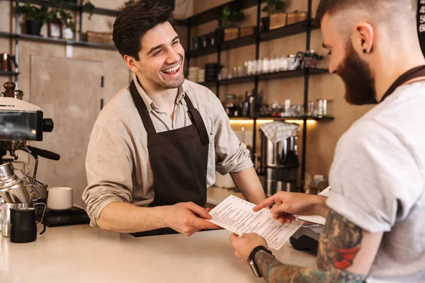 Close-up van een klant die betaalt bij de Coffee Shop teller — Stockfoto