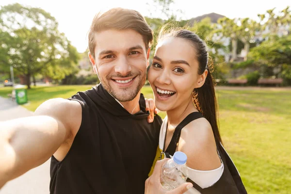 Fotó a mosolygó boldog ember és nő vesz selfie fotó munka közben ki a városi parkban — Stock Fotó