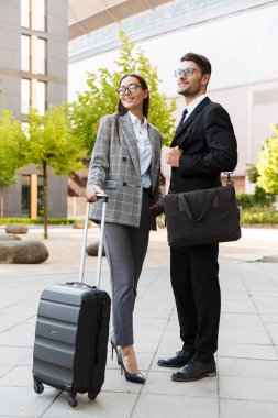 İki çekici gülümseyen genç ofis meslektaşları