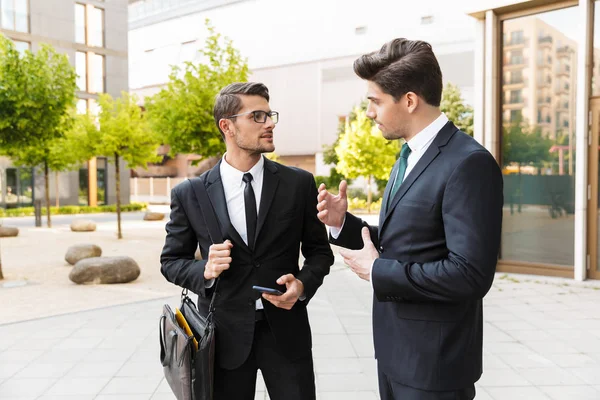 Deux jeunes hommes d'affaires attirants portant des costumes — Photo