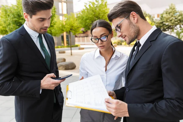 Kantoor collega's die buiten in de straten van de stad praten — Stockfoto