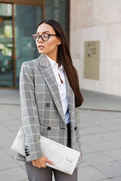 Atractivo joven asiático mujer de negocios usando traje — Foto de Stock